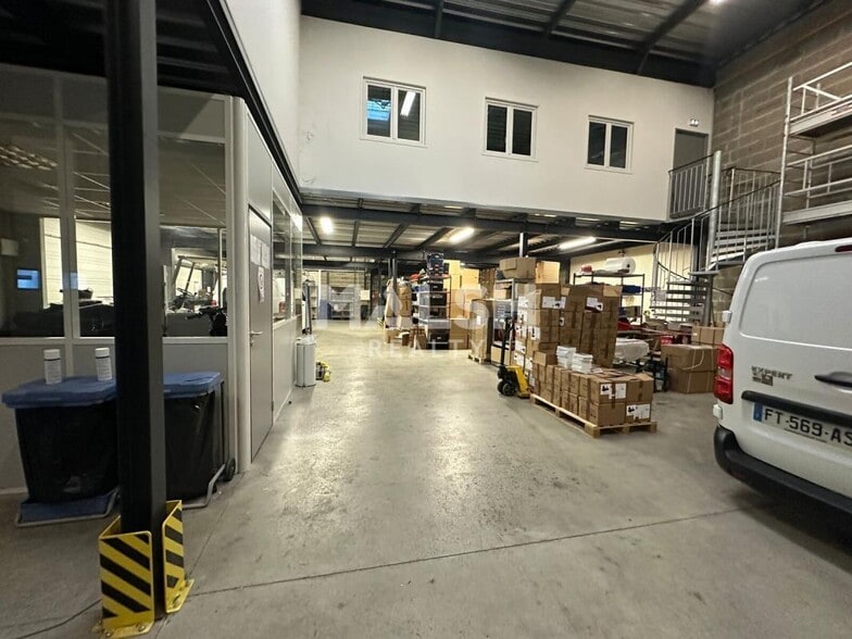 Light Industrial in Vénissieux for sale - Interior Photo - Image 2 of 11