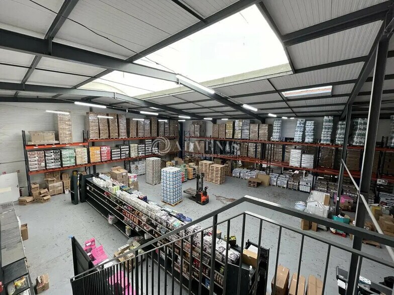 Light Industrial in Goussainville to rent - Building Photo - Image 3 of 8