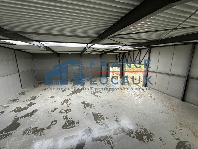 Light Industrial in Le Mesnil-Amelot to rent - Interior Photo - Image 2 of 12