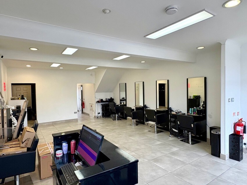 11 High St, Woking to rent Interior Photo- Image 1 of 2