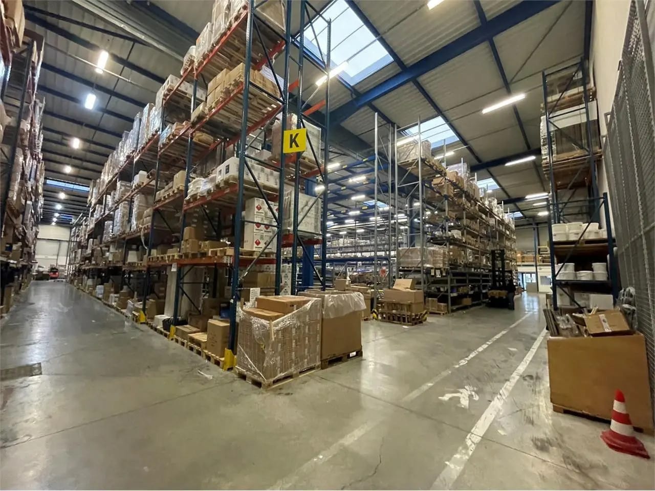 Office in Miribel to rent Interior Photo- Image 1 of 1