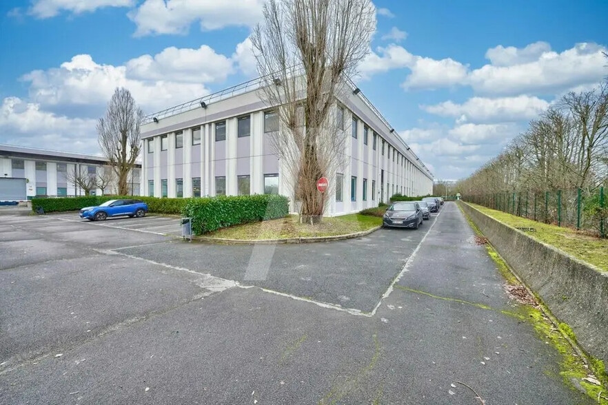 Light Industrial in Lisses to rent - Building Photo - Image 2 of 8