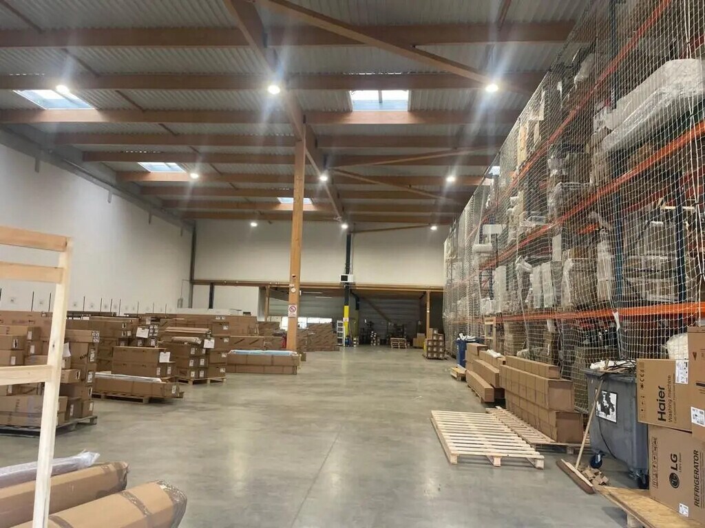 Location Entrepôt 810 m² - Photo 1