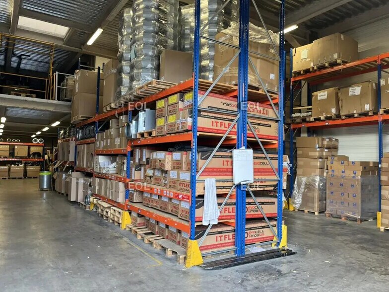 Light Industrial in Nanterre to rent - Building Photo - Image 2 of 11