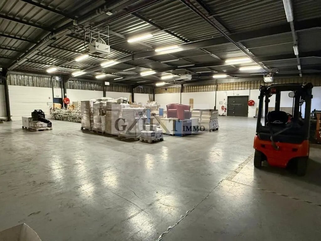 Location Entrepôt 790 m² - Photo 1