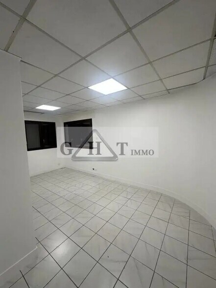 Office in Ris-Orangis to rent - Interior Photo - Image 1 of 7
