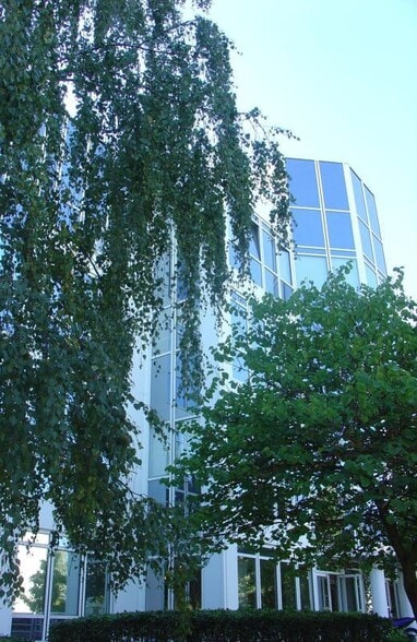 Office in Vélizy-Villacoublay to rent - Building Photo - Image 2 of 16