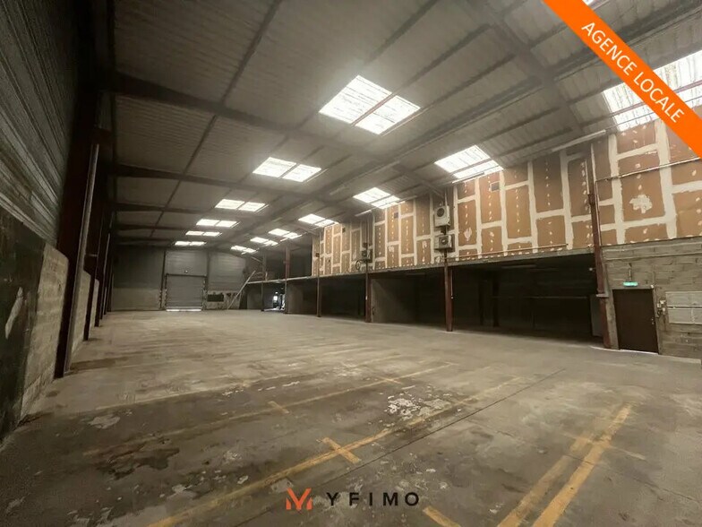 Light Industrial in Élancourt to rent - Building Photo - Image 1 of 5