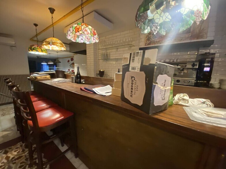 Retail in Barcelona, Barcelona to rent - Interior Photo - Image 3 of 8