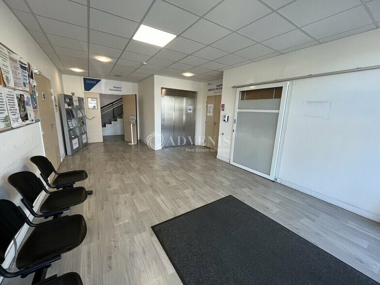 Office in Le Blanc-Mesnil to rent - Lobby - Image 3 of 11