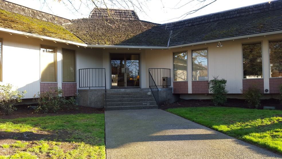 10 Crater Lake Ave, Medford, OR for sale - Building Photo - Image 1 of 1