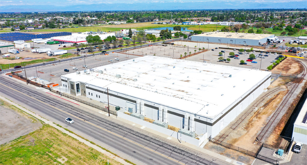 2325 S Cedar Ave, Fresno, CA for rent - Building Photo - Image 3 of 14