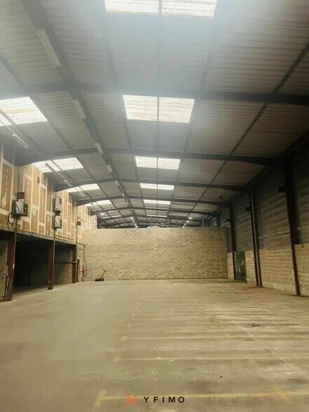 Light Industrial in Élancourt to rent - Building Photo - Image 3 of 5