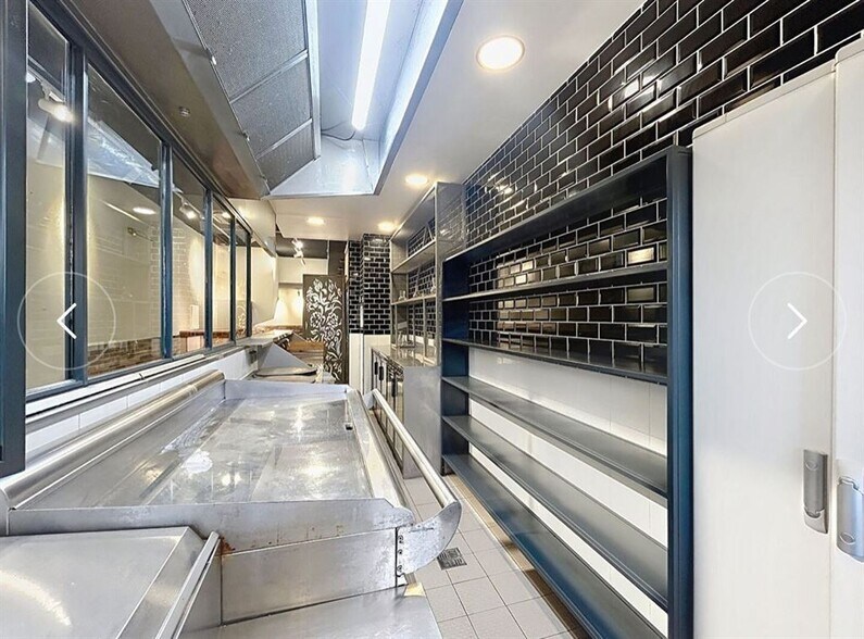 Retail in Paris to rent - Interior Photo - Image 1 of 6