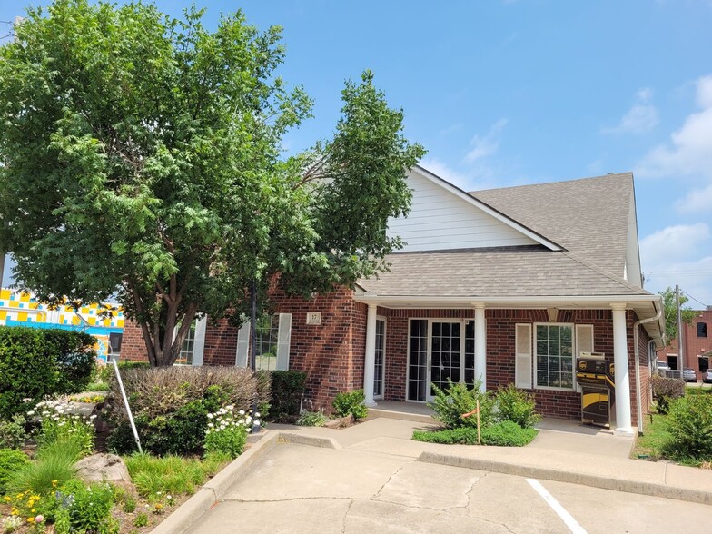 17 E Hurd St, Edmond, OK for rent - Building Photo - Image 2 of 26