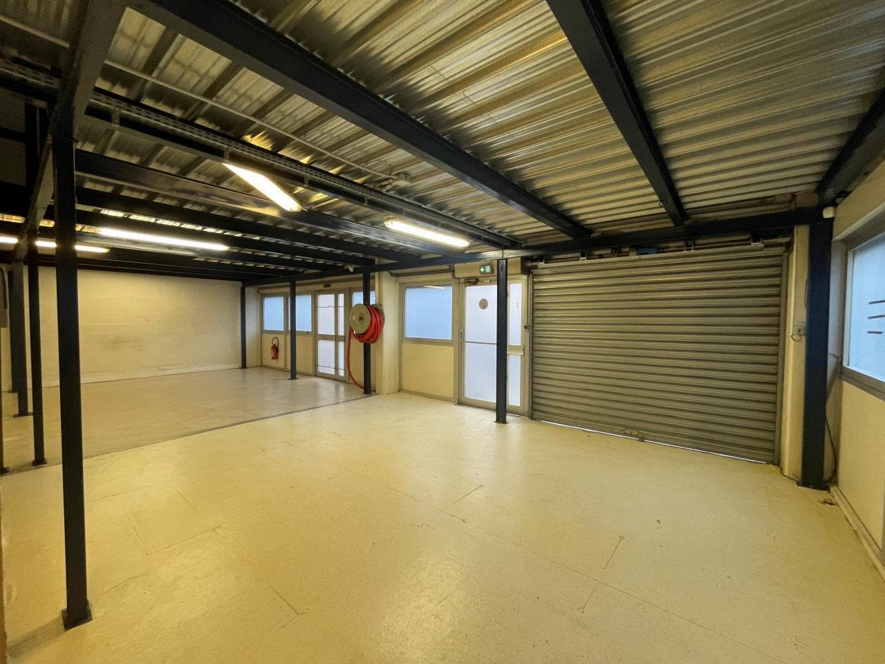 Light Industrial in Montigny-le-Bretonneux for sale Interior Photo- Image 1 of 7