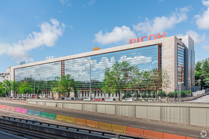 Calle de Cantabria, 2, Alcobendas, Madrid to rent - Building Photo - Image 1 of 17