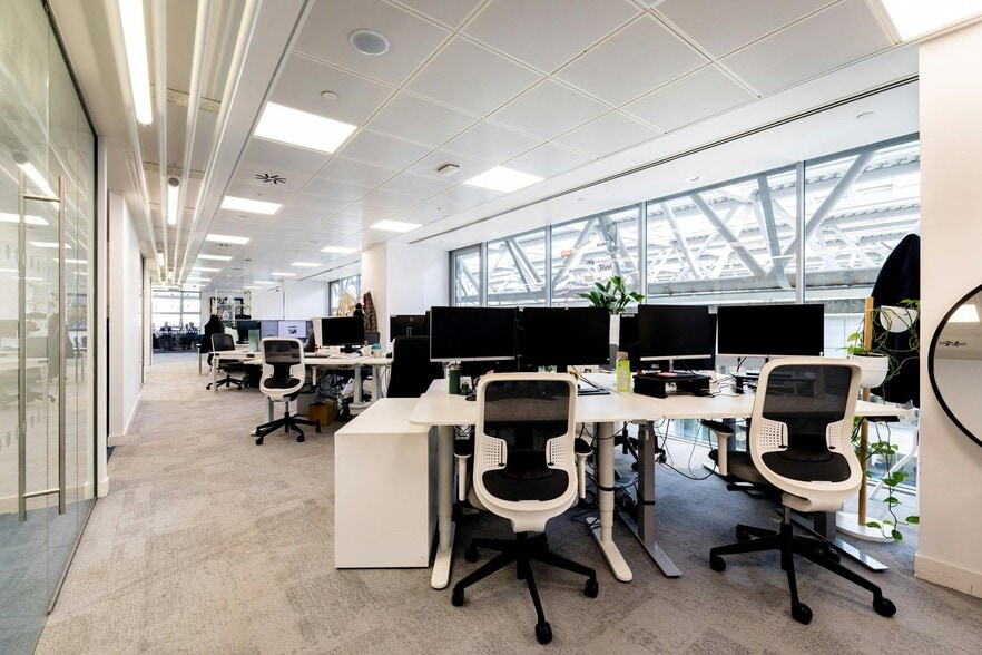 111 Buckingham Palace Rd, London to rent - Interior Photo - Image 3 of 33