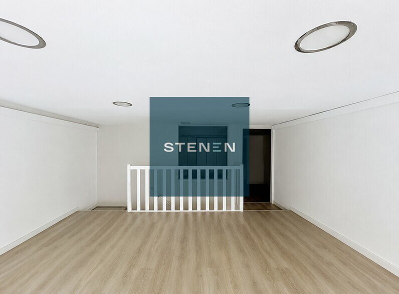 Retail in Marseille to rent - Building Photo - Image 2 of 5