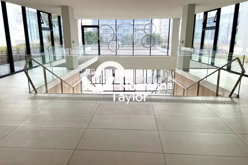 Office in Vénissieux to rent Lobby- Image 1 of 12