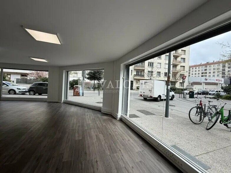 Retail in Villeurbanne to rent - Interior Photo - Image 2 of 8