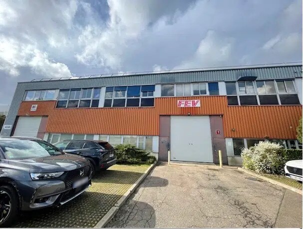Industrial in Trappes to rent Building Photo- Image 1 of 6