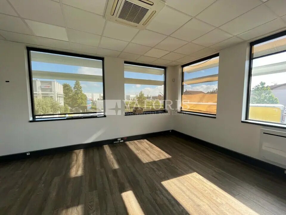 Office in Corbas to rent Interior Photo- Image 1 of 11