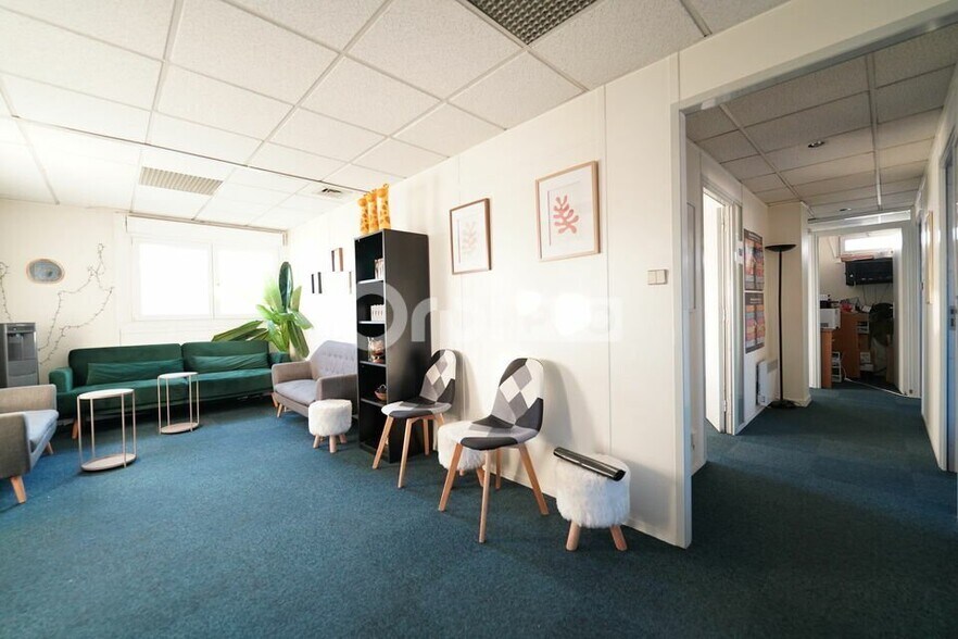 352 Cours Emile Zola, Villeurbanne to rent - Interior Photo - Image 2 of 9