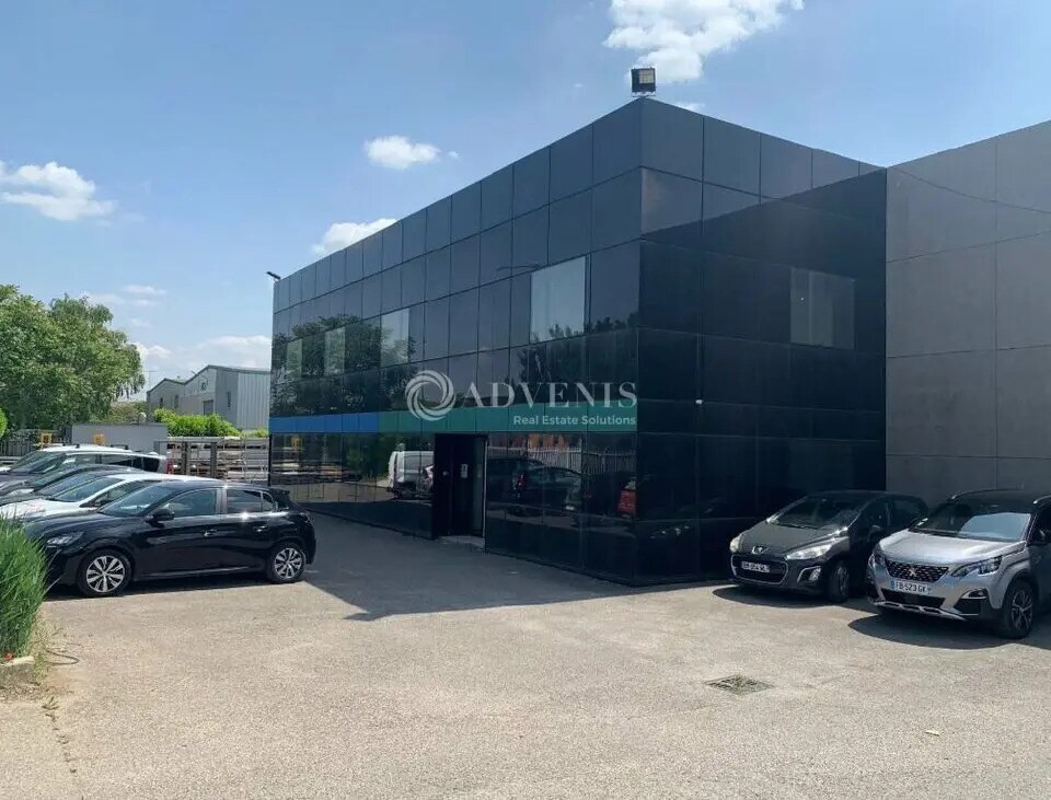 Light Industrial in Vaulx-en-Velin to rent Building Photo- Image 1 of 5