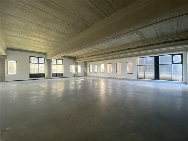 Light Industrial in Nanterre to rent - Interior Photo - Image 3 of 12