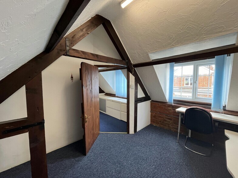 30 New St, Ringwood to rent - Building Photo - Image 3 of 5