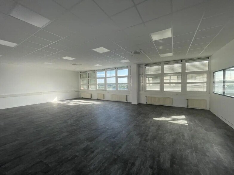 Office in Goussainville to rent - Interior Photo - Image 2 of 9