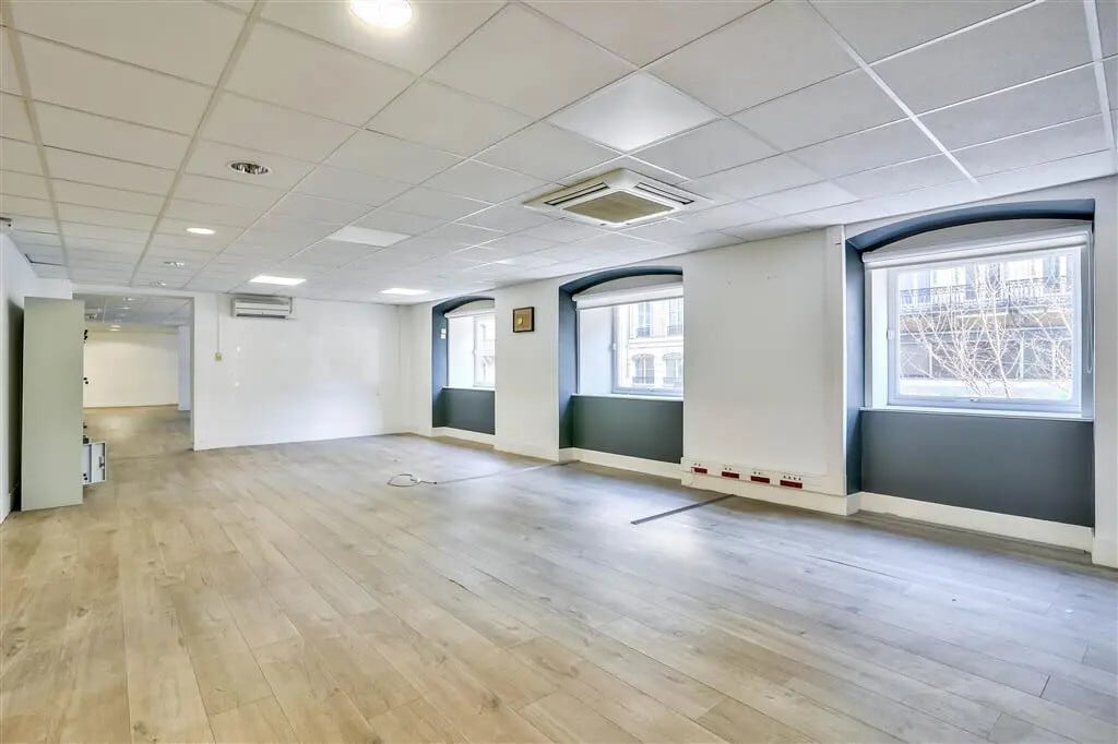 Location Bureaux 291 m² - Photo 1