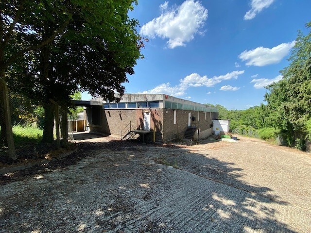 52 Evingar Rd, Whitchurch to rent Building Photo- Image 1 of 4