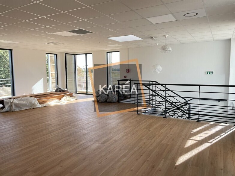 Light Industrial in Chanteloup-en-Brie for sale - Interior Photo - Image 3 of 5