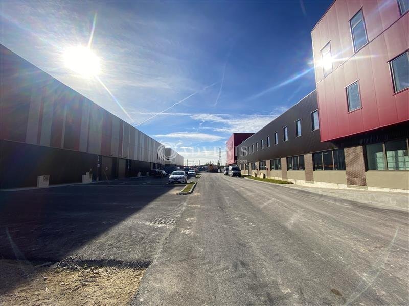 Avenue Des Louvresses, Gennevilliers to rent Building Photo- Image 1 of 13