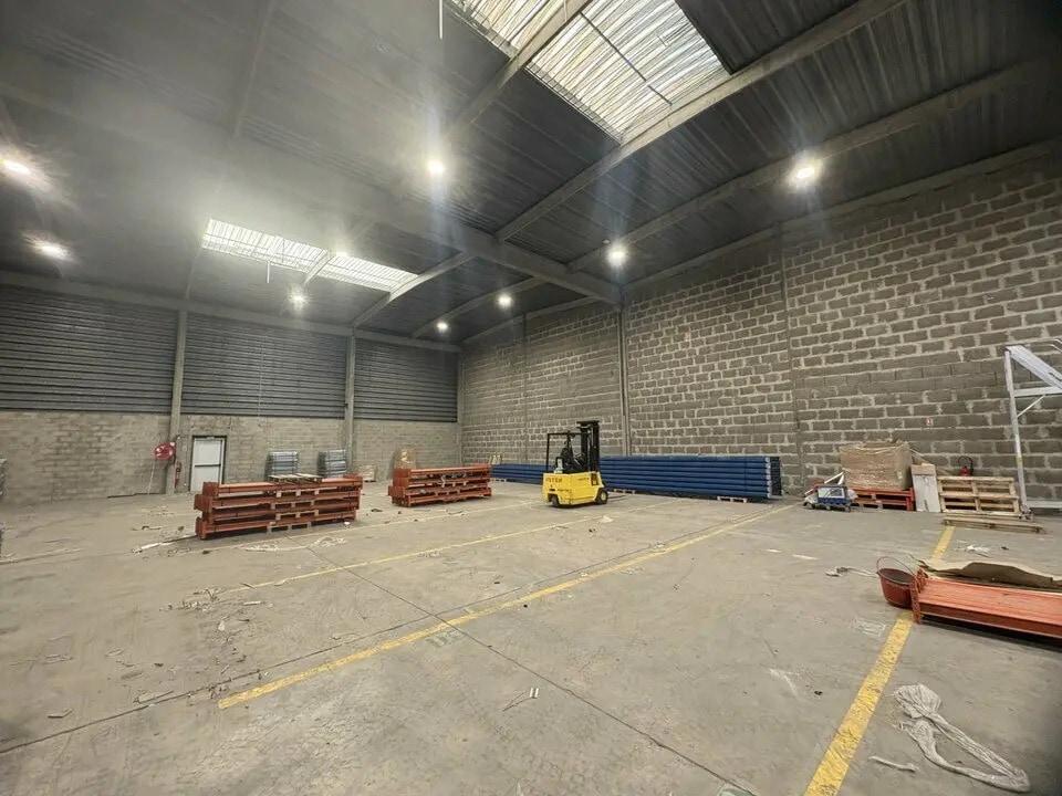 Location Local d'activités 896 m² - Photo 1