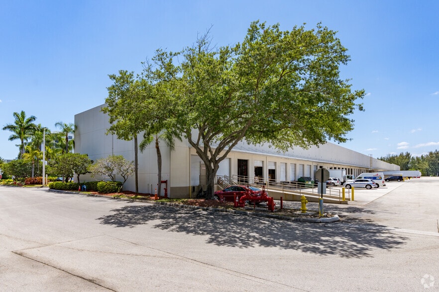 6701 NW 7th St, Miami, FL to rent - Building Photo - Image 2 of 11