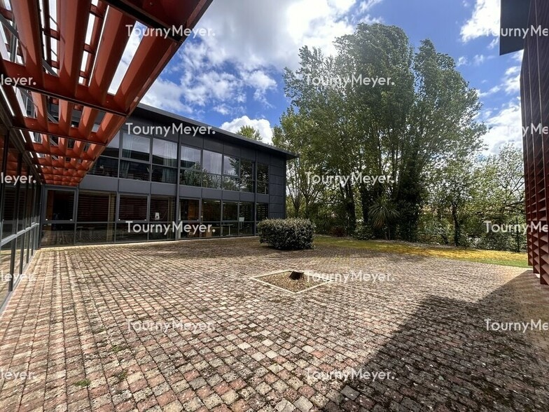 1 Rond-Point De La Résistance, Saint-Jean to rent - Building Photo - Image 1 of 8