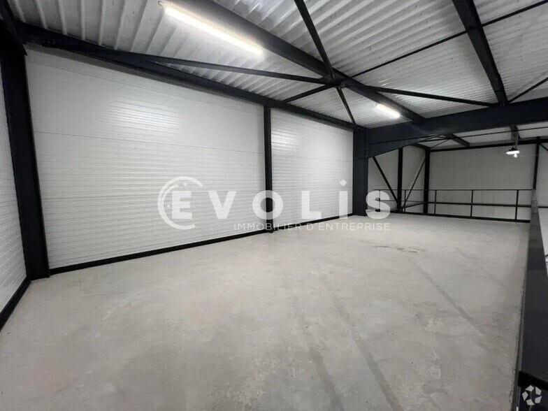 Light Industrial in Janneyrias to rent - Interior Photo - Image 3 of 29