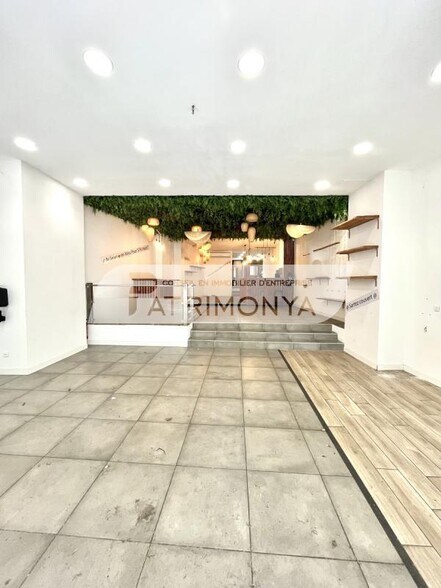 Retail in Marseille to rent - Interior Photo - Image 2 of 7