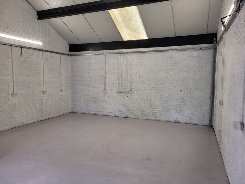 106 Barloch St, Glasgow to rent - Building Photo - Image 3 of 3