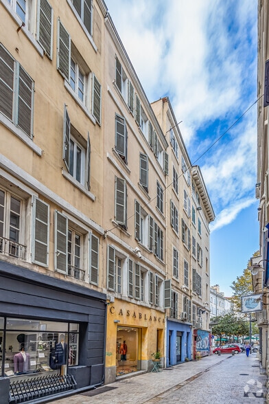 Retail in Marseille to rent - Primary Photo - Image 1 of 1