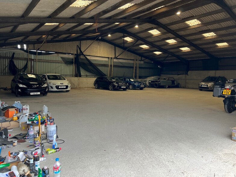 Unit 10 Home Farm Baynards Park, Horsham Rd, Cranleigh to rent - Interior Photo - Image 3 of 4