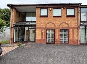 Amber Close, Tamworth to rent Building Photo- Image 1 of 8