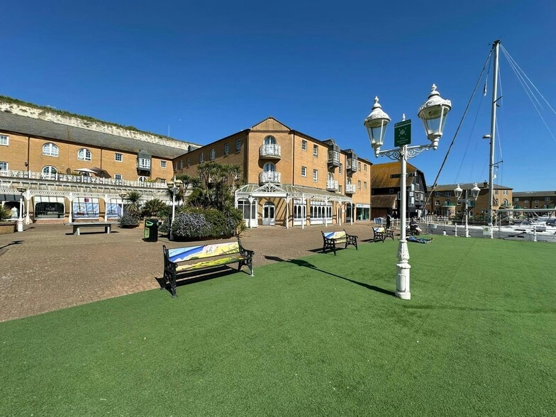 29 Waterfront, Brighton to rent - Building Photo - Image 3 of 26
