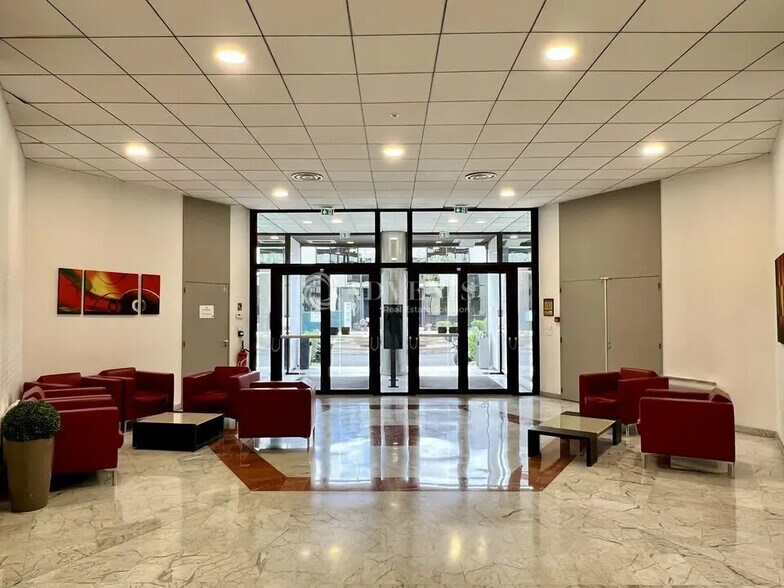 Office in Argenteuil to rent - Lobby - Image 2 of 12