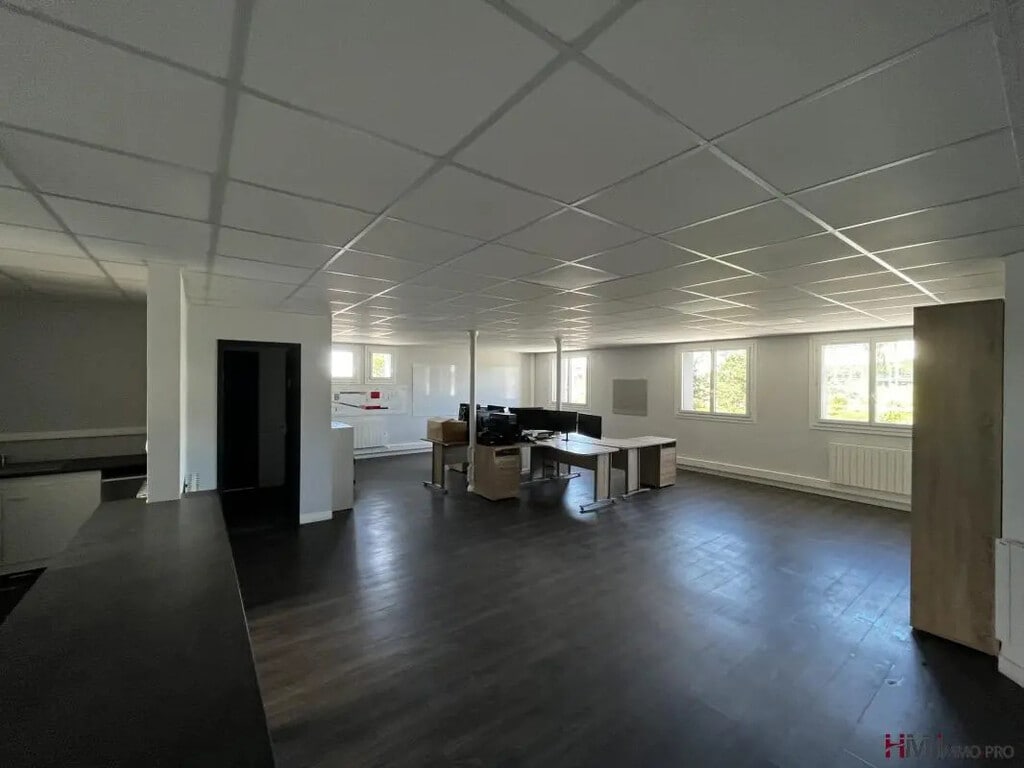 Location Bureaux 183 m² - Photo 1