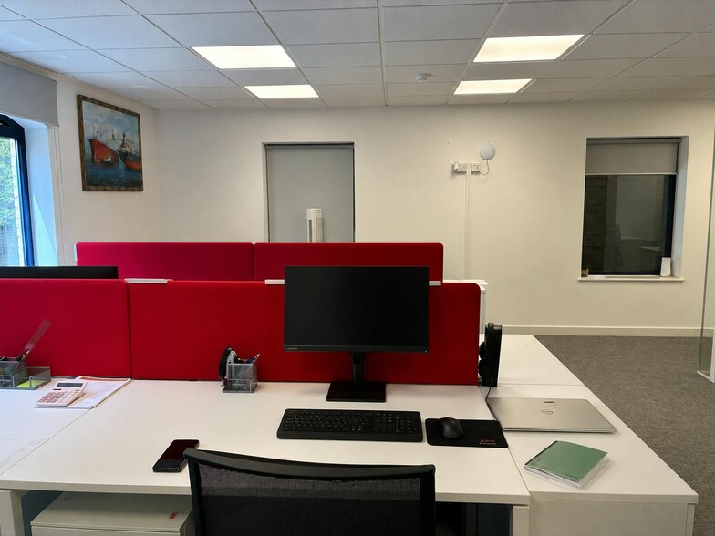 96 Wilton Rd, London to rent - Building Photo - Image 2 of 10