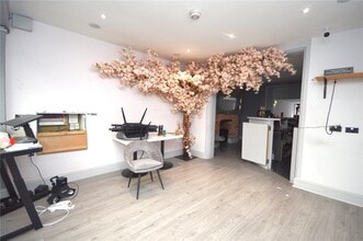 96 Victoria Rd, Swindon to rent Interior Photo- Image 2 of 6